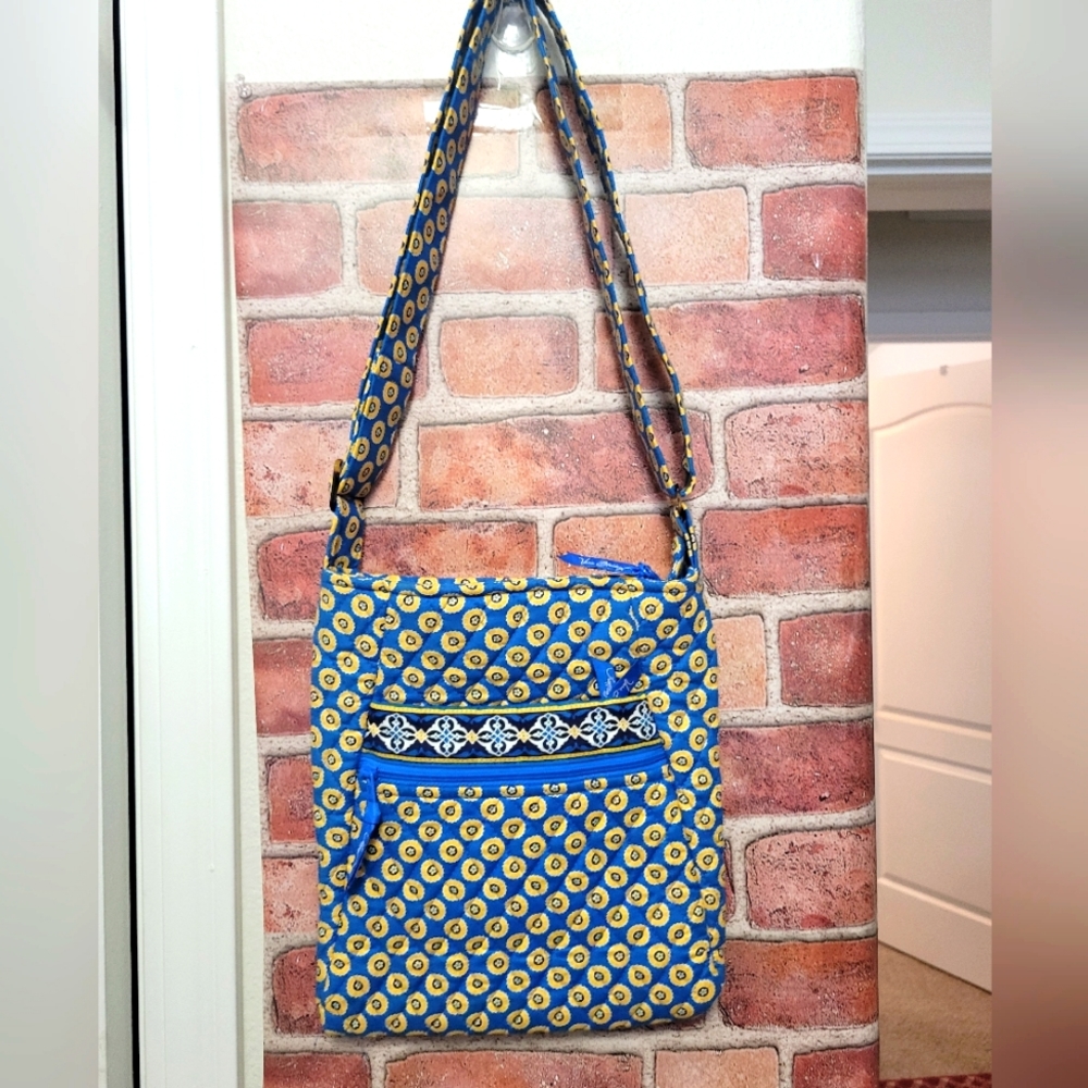 Vera Bradley shoulder bag Adj. Straps. Zip compartments bonus card holder